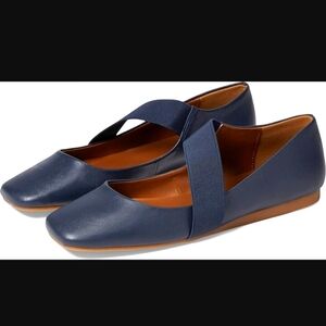 NWOT BLONDO Brielle Water Resistant Genuine Leather Square Toe Flats in Navy